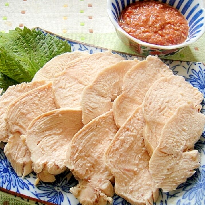 鶏むね肉で☆茹で鶏の梅ごまだれ添え